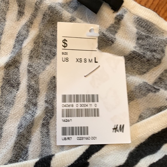 H&M brand new top. - Picture 5 of 5